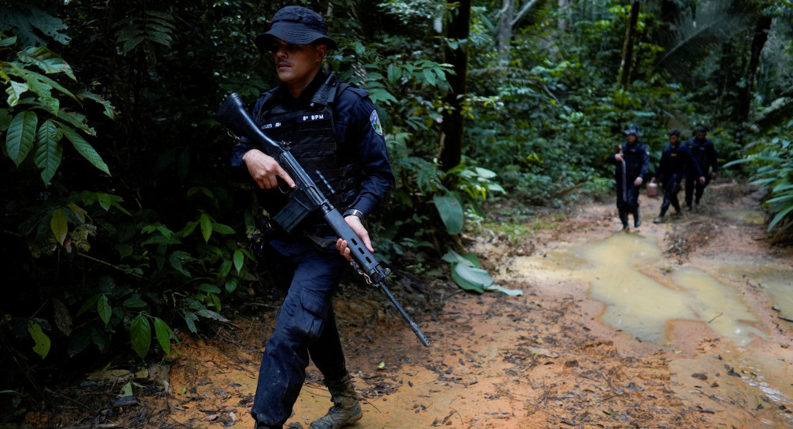 Policías militares y agentes del ICMBio (Instituto Chico Mendes para la Conservación de la Biodiversidad) buscan madereros ilegales. Foto: Reuters.