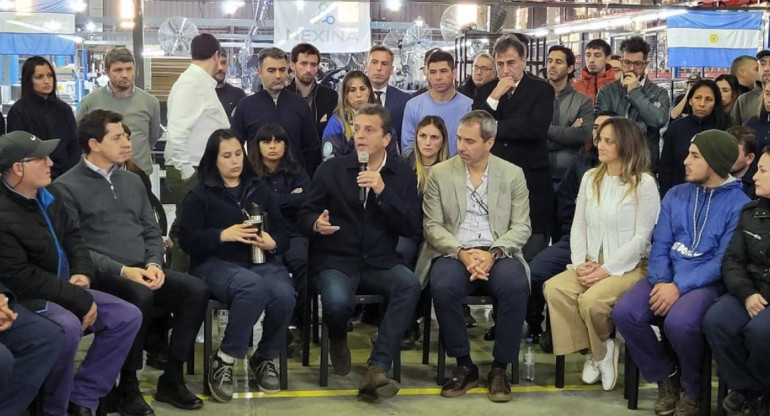 Sergio Massa, Wado de Pedro y Malena Galmarini visitaron una planta de Nexina. Foto: Prensa.