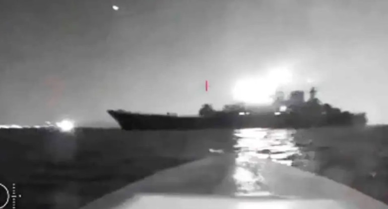Ataque de un dron ucraniano a un buque ruso en el Mar Negro. Foto: Captura de video.