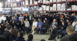 Sergio Massa junto a trabajadores la producción de Nexina en Benavidez. Foto: Prensa