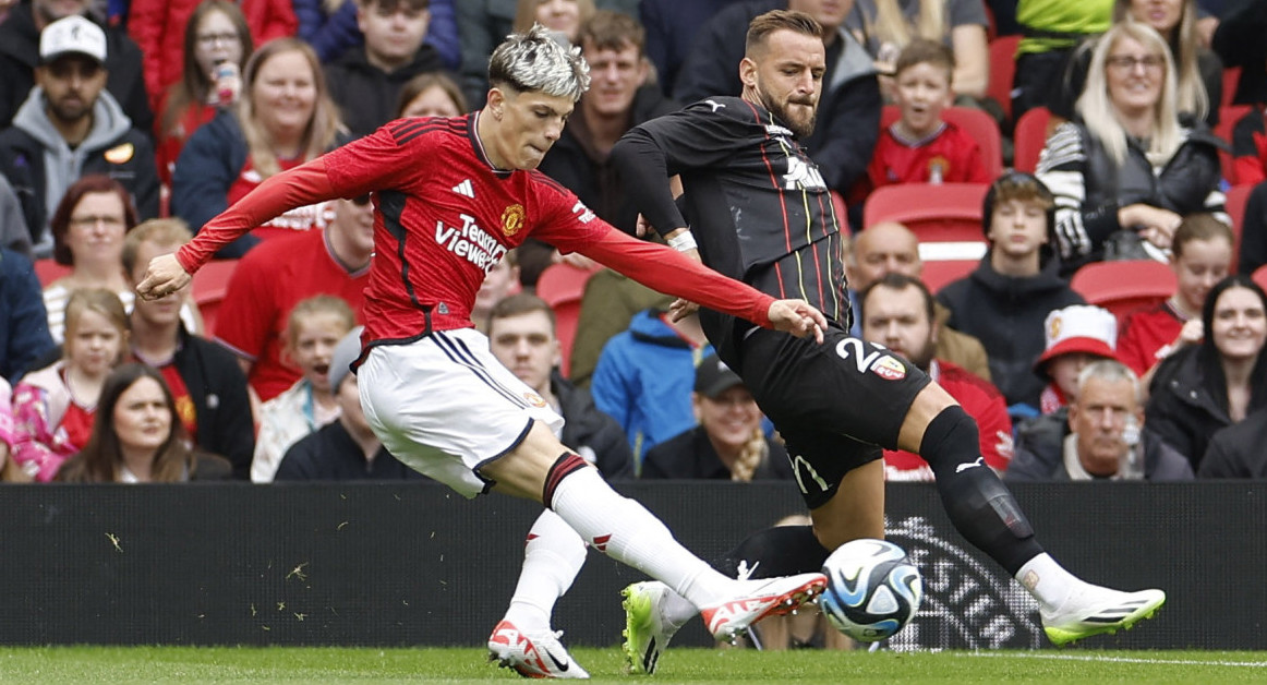 Alejandro Garnacho fue titular en el triunfo de Manchester United sobre Lens. Foto: Reuters.