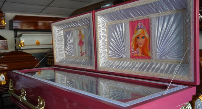 Tienda vende ataúdes temáticos de Barbie. Foto: captura de pantalla.
