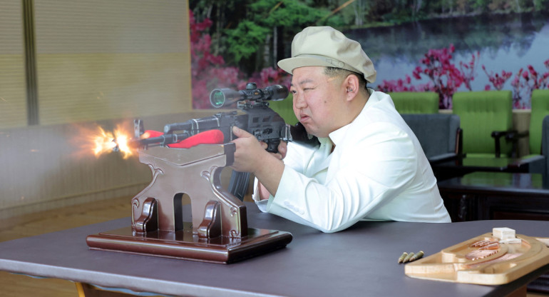 Kim Jong Un, presidente de Corea del Norte, inspeccionó fabricas de armas. Foto: Reuters.