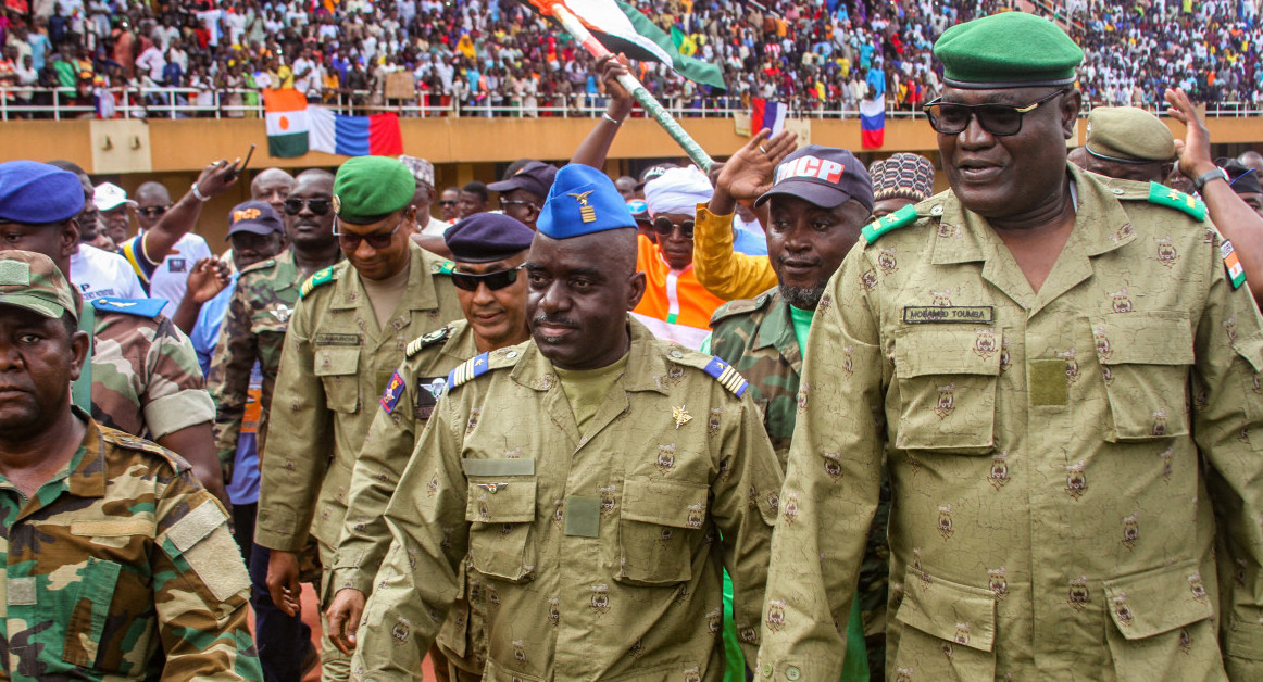Abdourahamane Tiani (boina azul), el líder golpista nigerino. Foto: Reuters