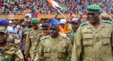 Miembros de un consejo militar que dio un golpe de estado en Níger asisten a un mitin en un estadio en Niamey, Níger. Foto: Reuters