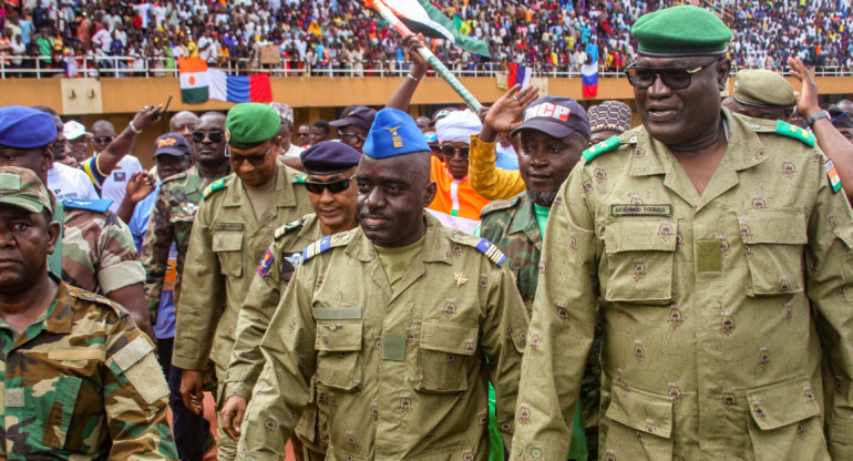 Miembros de un consejo militar que dio un golpe de estado en Níger asisten a un mitin en un estadio en Niamey, Níger. Foto: Reuters