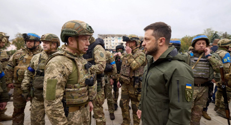 Zelenski junto al ejército ucraniano. Foto: Reuters