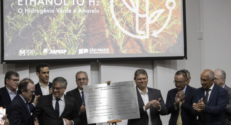 El gobernador del estado de Sao Paulo, Tarcisio de Freitas, acompañado del presidente de Toyota en Brasil y directores de la Universidad de São Paulo . Foto: EFE.