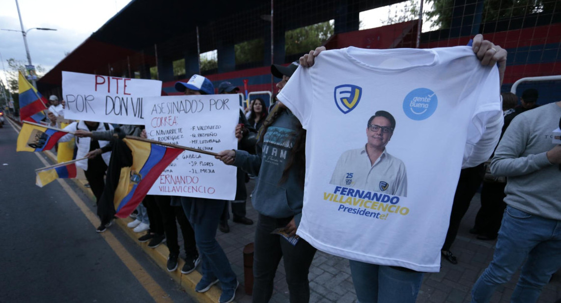 Manifestantes ecuatorianos tras el asesinato de Villavicencio. Foto: EFE