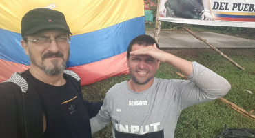 Facundo Molares Schoenfeld (derecha) durante su época como guerrillero de las FARC. Foto: Télam.
