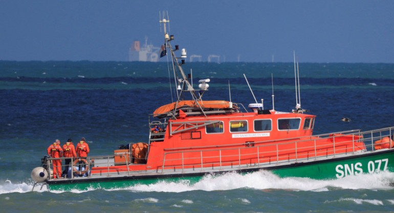 Al menos seis personas murieron tras naufragio de embarcación de migrantes en el canal de la Mancha. Foto: Reuters.