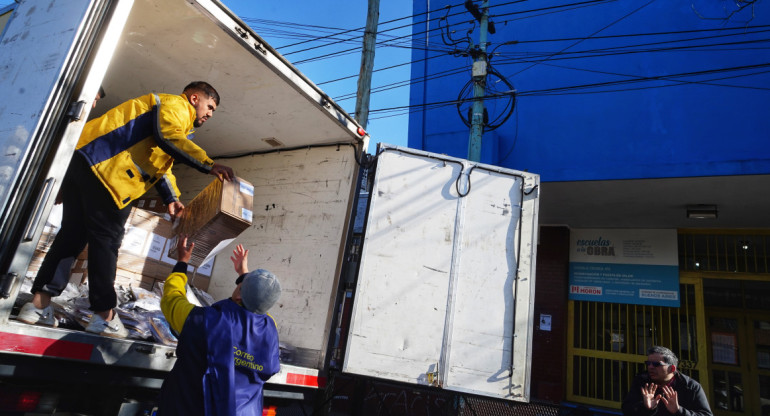 Reparto de las urnas que se usarán en las elecciones las PASO 2023. Foto: Télam.