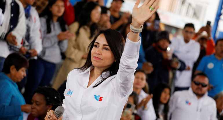 Luisa González, la candidata que lidera las encuestas en Ecuador. Foto: Reuters.