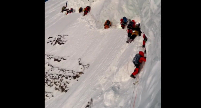 La imagen del sherpa tirado en la nieve mientras seguía la misión de los escaladores. Foto: Captura de video.