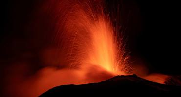 Con sus 3,324 metros, el Etna es el volcán activo más alto de Europa. Foto Reuters.