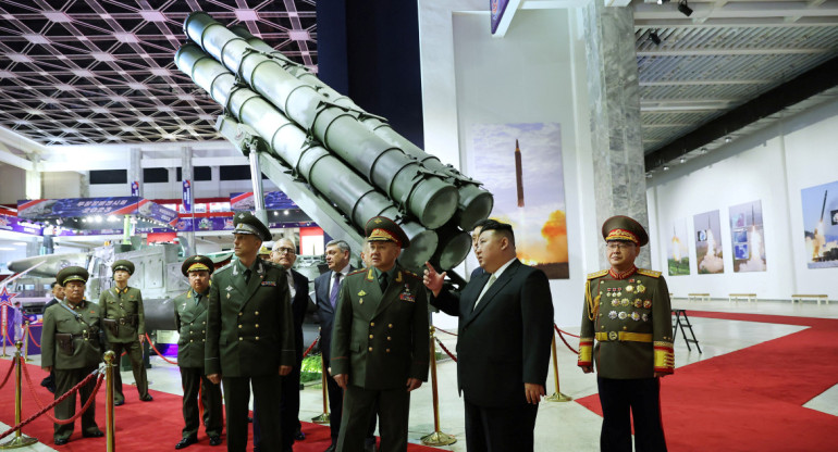 Kim Jong-un inspeccionando armas nucleares. Foto: Reuters.
