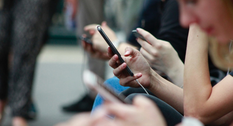 El uso de los celulares en los jóvenes. Foto: Unsplash.