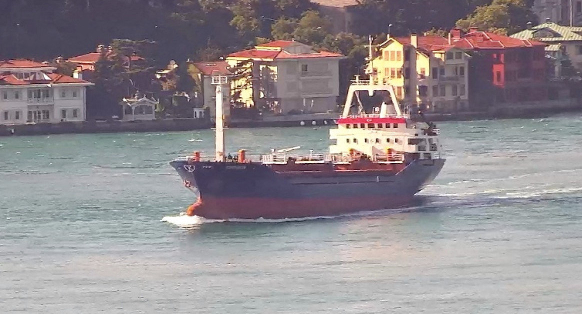 El buque Sukru Okan , con bandera de Palau, transita por el Bósforo en Estambul, Turquía. Foto: Reuters.
