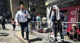 Inmigrantes en la puerta del hotel Roosevelt. Foto: Reuters.