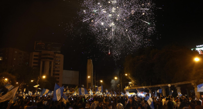Seguidores del presidente electo de Guatemala, Bernardo Arévalo, celebran el resultado de las elecciones. Foto: EFE.