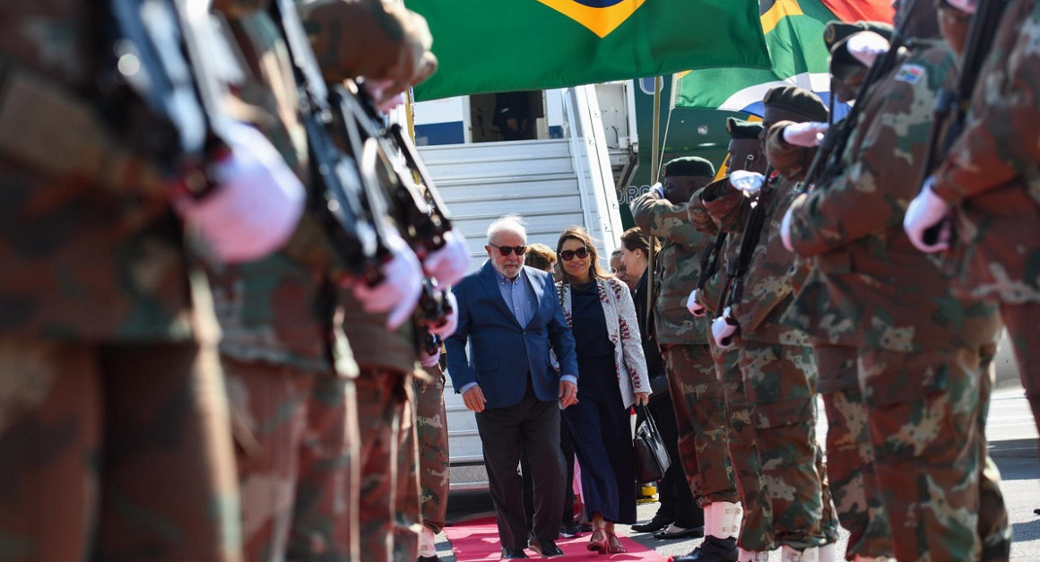 La llegada de Lula da Silva a Sudáfrica para participar de la cumbre de los BRICS. Foto: EFE.