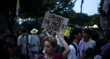 Una mujer sostiene una pancarta durante una protesta contra el plan de Japón de liberar al océano aguas residuales tratadas de la central nuclear de Fukushima. Foto: Reuters.