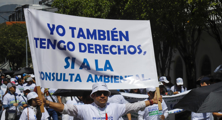 Marchan en Ecuador para votar "No" a prohibir petróleo en Yasuní. Foto: EFE
