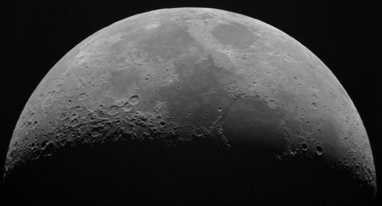 El polo lunar es de suma importancia para los científicos espaciales porque allí aguardan un sinfín de volátiles polares lunares. Foto: Unsplash.