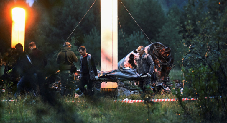 Personas retirando cuerpos del avión en donde viajaba Yevgueni Prigozhin. Foto: Reuters.