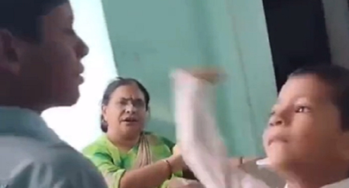 Una maestra obligó a sus alumnos a cachetear a su compañero en la India. Foto: captura video