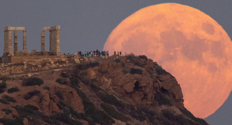 Así se vio la Superluna desde Grecia. Foto: Reuters.