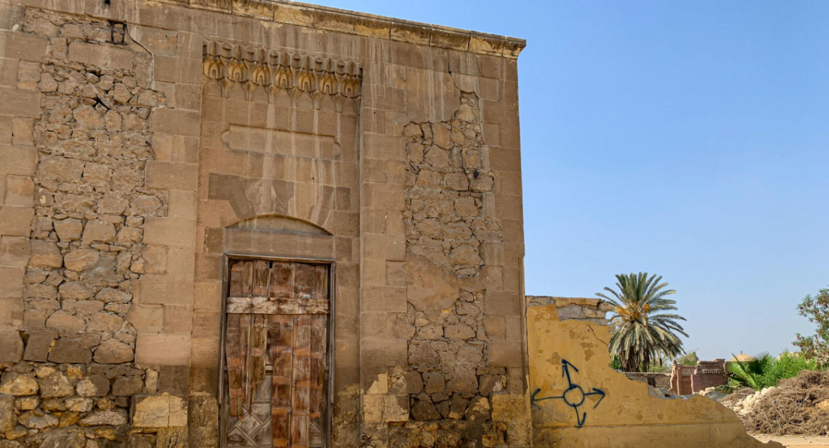 Fachada de la entrada al mausoleo del príncipe Mohamed Fadel Pasha el Dramali. Foto: EFE
