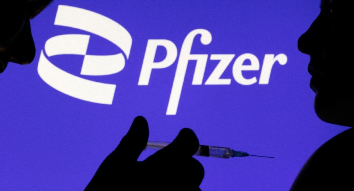 La vacuna actualizada contra la variante del COVID-19 es elaborada por Pfizer y BioNtech. Foto: Reuters.