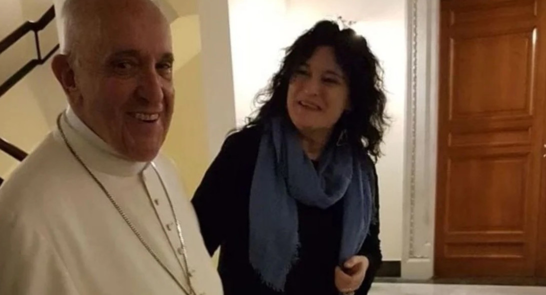 Alicia Peressutti junto al Papa Francisco.