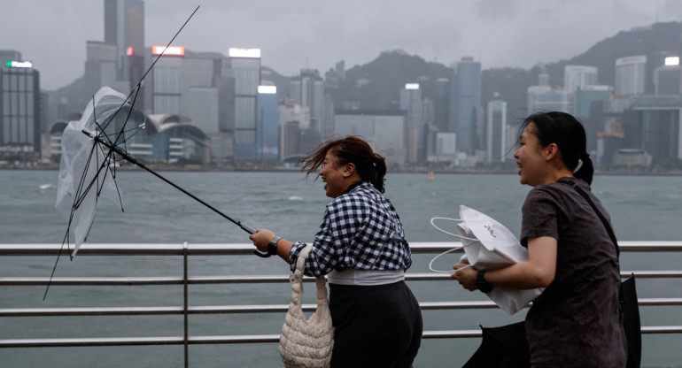 Fuertes vientos del supertifón Saola atacan Hong Kong. Foto: Reuters.