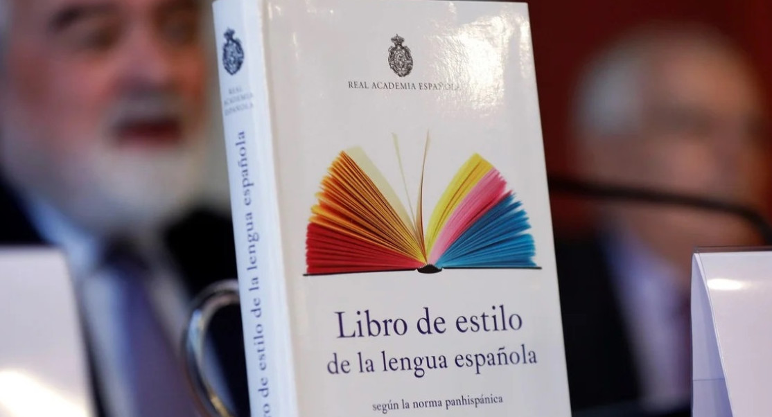 Libro de lenguaje de la Real Academia Española. Foto: EFE.