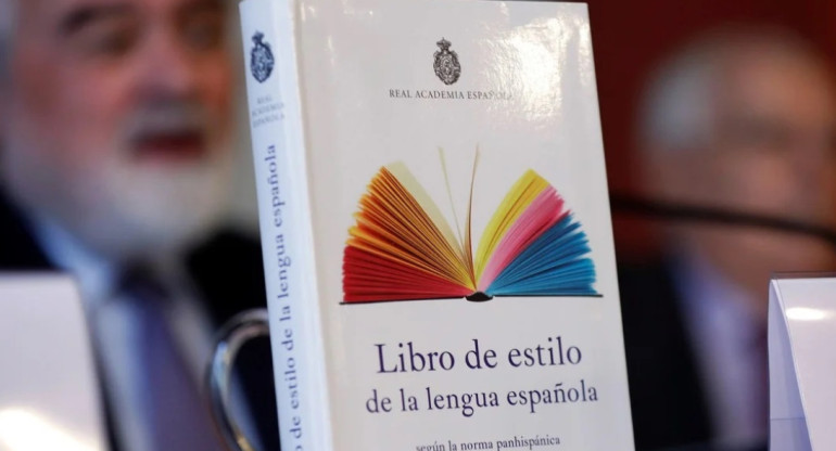 Libro de lenguaje de la Real Academia Española. Foto: EFE.