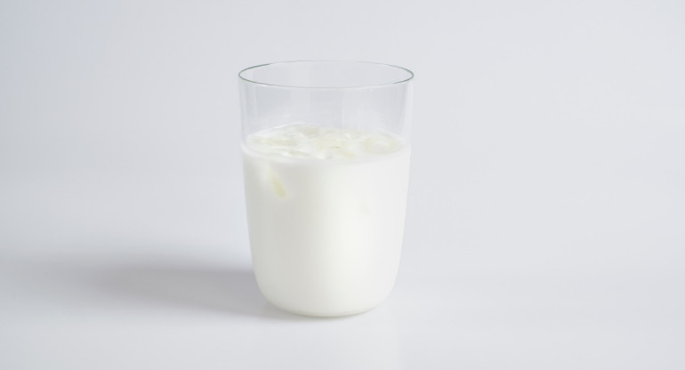 Tomar un vaso de leche caliente antes de dormir ayuda con la conciliación del sueño. Foto: Unsplash.