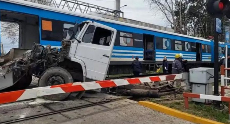 Accidente de tránsito de un camión y el tren Roca en Quilmes. Foto: NA.