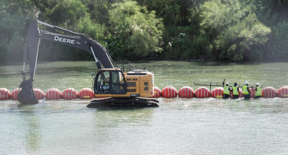 Retiran la barrera de boyas instalada sobre el Río Grande. Foto: Reuters.