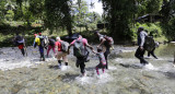 Migrantes caminan en la selva del Darién. Foto: EFE