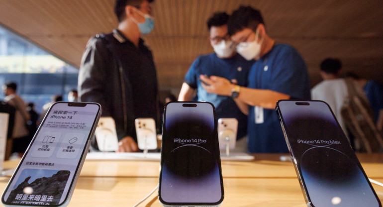 Caen las acciones de Apple por la prohibición de iPhones en China. Foto: Reuters.