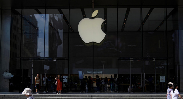 Caen las acciones de Apple por la prohibición de iPhones en China. Foto: Reuters.