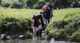 Migrantes cruzan la selva del Darién, en la frontera Panamá-Colombia. Foto: EFE