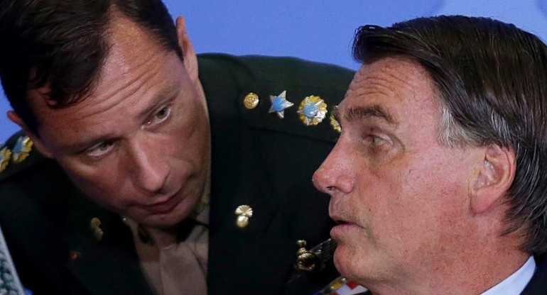 Mauro Cid y Jair Bolsonaro. Foto: Reuters