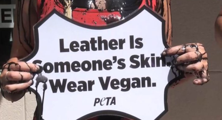 Manifestantes de PETA protestan contra el uso de pieles de animales en Miami. Foto: captura EFE
