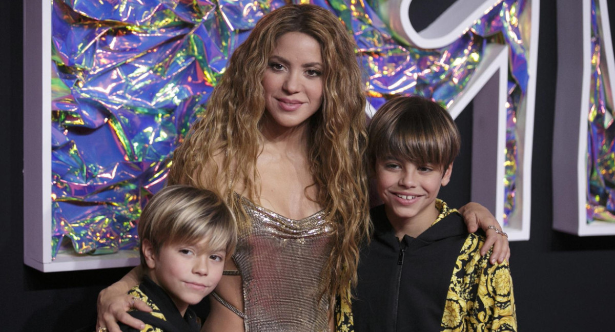 Shakira junto a sus hijos Sasha y Milan en los MTV VMA. Foto: EFE.