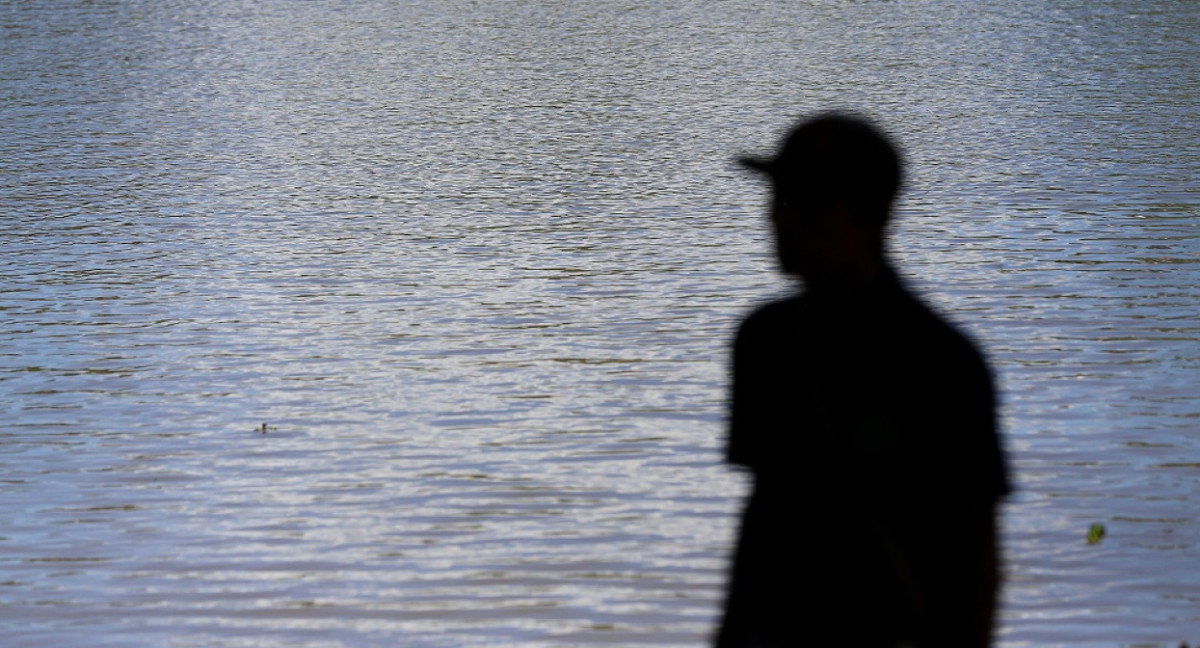 Silueta de un hombre sobre el río Amazonas en los humedales de Tarapoto, Amazonas, Colombia. Foto: Reuters.