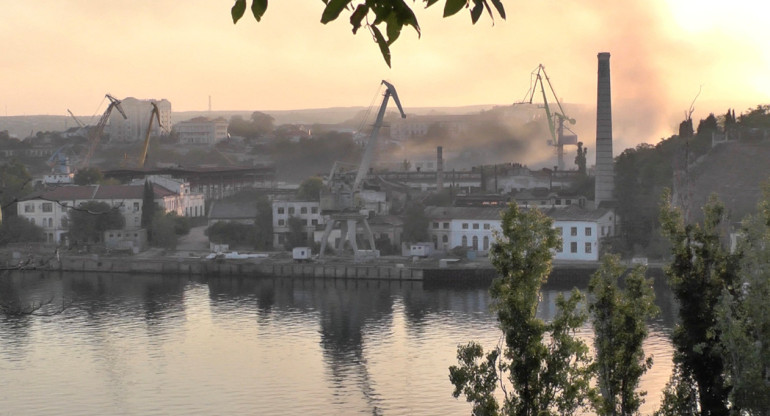 El humo provocado tras el ataque a Sevastopol en Crimea. Foto: Reuters.