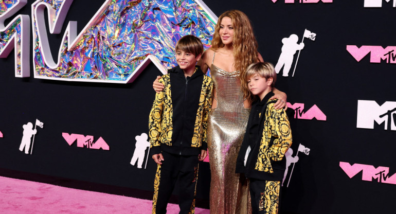 Shakira con sus hijos. Foto: Reuters.